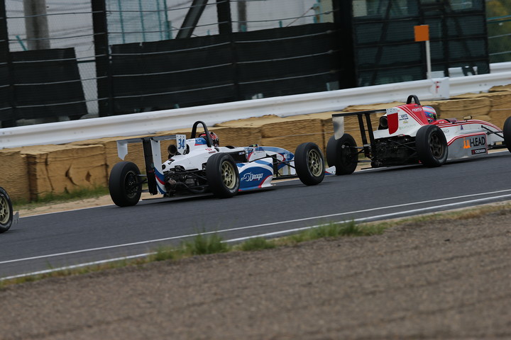 大井偉史（スキルスピード10V）と浦田裕喜（RISONE-MYST KKSⅡTODA）の熾烈なトップ争い