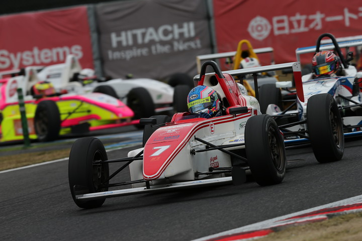 セーフティーカーが退き再スタートが切られた。ここでも大井偉史（スキルスピード10V）がトップを堅守