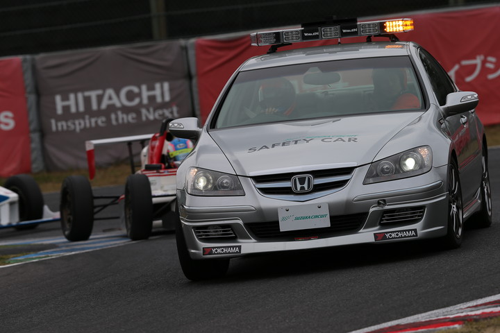 スプーンで5台が絡むアクシデントがあったためセーフティーカーが導入された