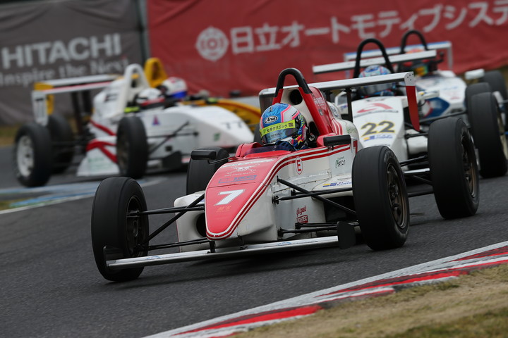 14周の決勝がスタートした。シケインでは大井偉史（スキルスピード10V）がトップ