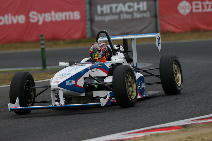 優勝してガッツポーズの浦田裕喜（RISONE-MYST KKSⅡTODA）