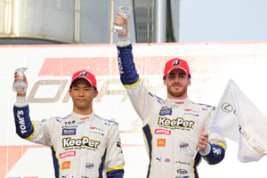 2位表彰台を獲得したジェームス・ロシターと平川亮