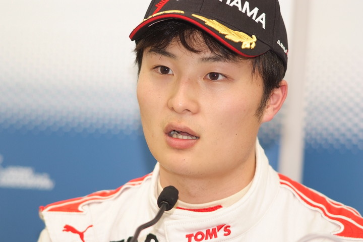 決勝記者会見: 優勝した山下健太（TEAM TOM'S）