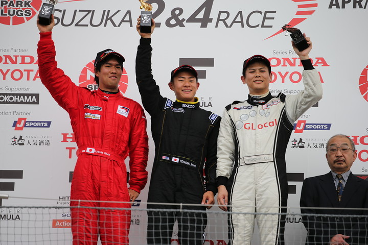 Nクラスの表彰式: 優勝・片山義章（中央）、2位・廣田築（左）、3位・岡崎善衛（右）