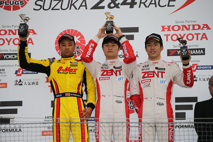 表彰式: 優勝・山下健太（中央）、2位・ヤン・マーデンボロー（左）、3位・坪井翔（右）
