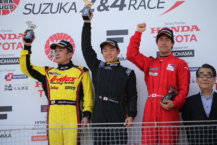 Nクラス表彰式: 優勝・片山義章（中央）、2位・DRAGON、3位・廣田築（右）