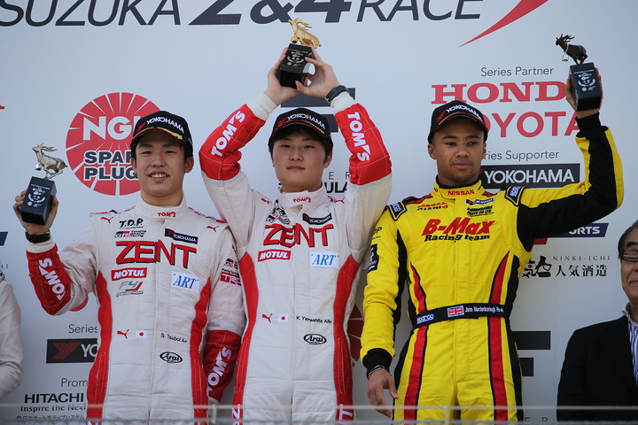 表彰式: 優勝・山下健太（中央）、2位・坪井翔（左）、3位・ヤン・マーデンボロー（右）