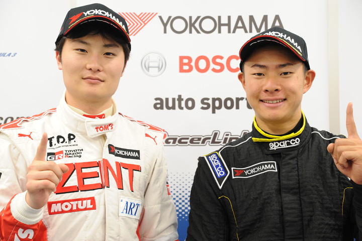 決勝フォトセッション: 優勝・山下健太（左）、Nクラス優勝・片山義章（右）