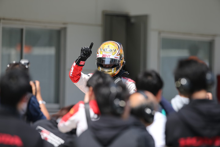 優勝した山下健太（TEAM TOM'S）