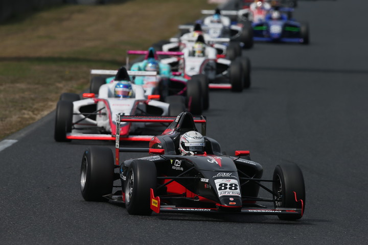 15周の決勝レースがスタートした