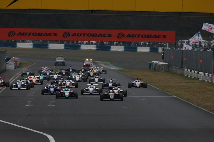 15周の決勝レースがスタートした