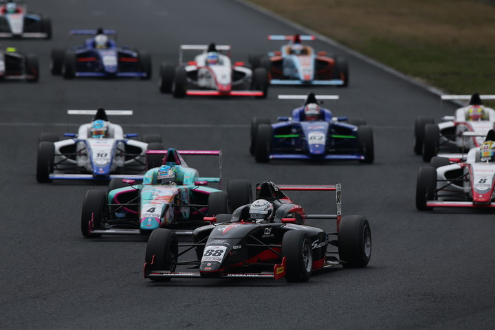 ポールシッターの川端伸太朗がスタートでトップに立つ