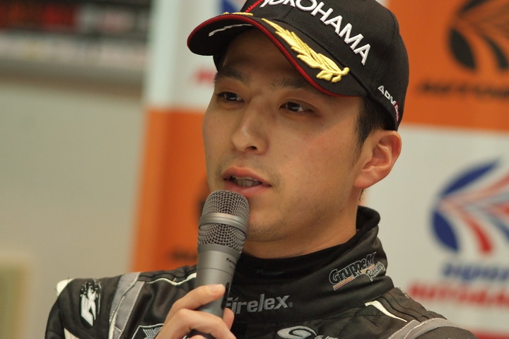 決勝記者会見: GT300クラス優勝の蒲生尚弥（K2 R&D LEON RACING）