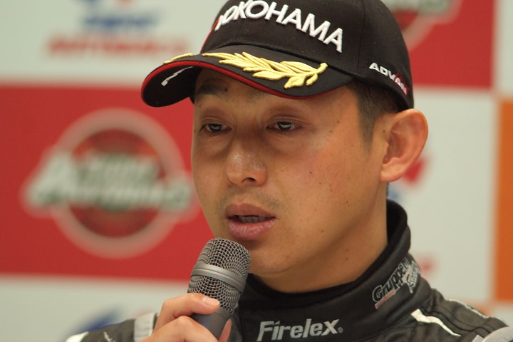 決勝記者会見: GT300クラス優勝の黒澤治樹（K2 R&D LEON RACING）