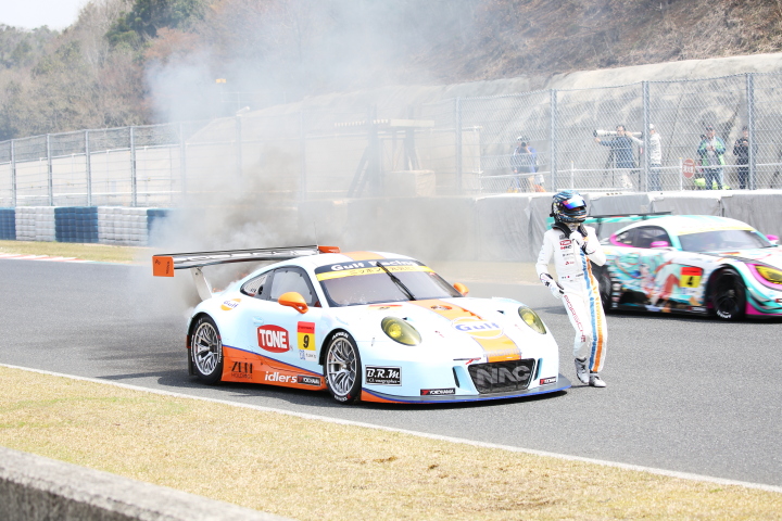 サーキットサファリ: 炎上するGT300クラス・GULF NAC PORSCHE 911