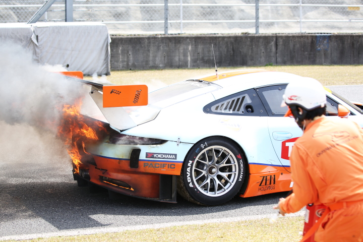 サーキットサファリ: 炎上するGT300クラス・GULF NAC PORSCHE 911