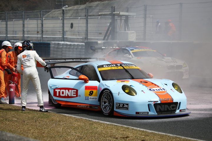 サーキットサファリ: 炎上するGT300クラス・GULF NAC PORSCHE 911
