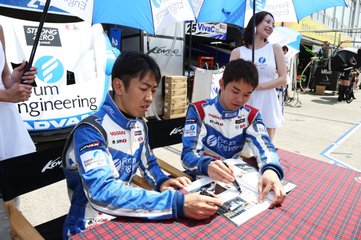 ピットウォーク: サインをする柳田真孝と佐々木大樹（KONDO RACING）