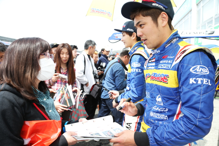 ピットウォーク: サインをする中山友貴（TEAM UPGARAGE with BANDOH）