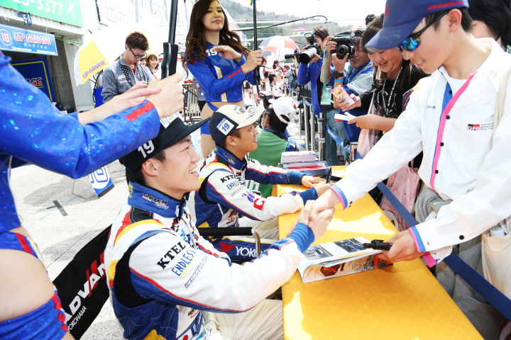 ピットウォーク: 国本雄資（LEXUS TEAM WedsSport BANDOH）