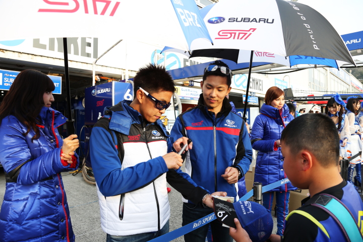 GTキッズウォーク: サインをする井口卓人（R&D SPORT）