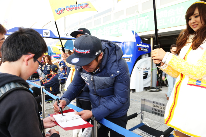 GTキッズウォーク: サインをする中山友貴（TEAM UPGARAGE with BANDOH）