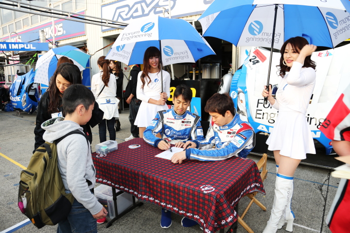 GTキッズウォーク: サインをする柳田真孝と佐々木大樹（KONDO RACING）