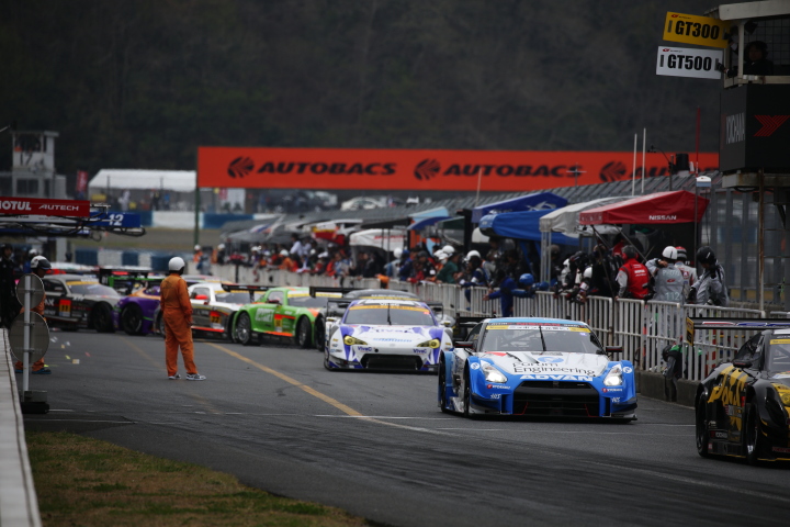 フリー走行: 決勝日の午前9時から30分間のフリー走行が始まった