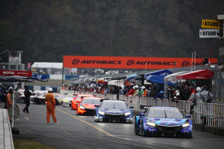 フリー走行: 決勝日の午前9時から30分間のフリー走行が始まった