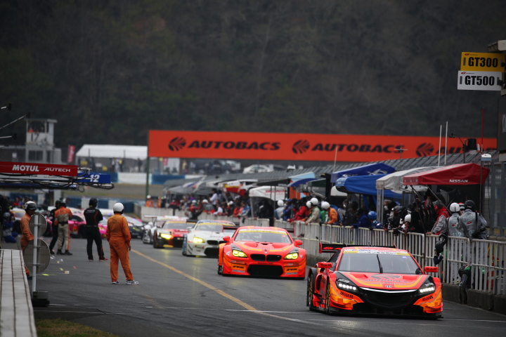 フリー走行: 決勝日の午前9時から30分間のフリー走行が始まった