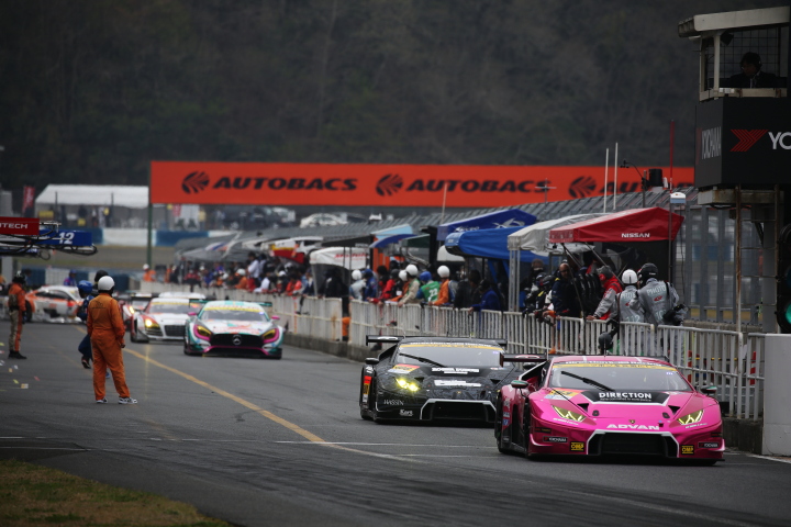 フリー走行: 決勝日の午前9時から30分間のフリー走行が始まった