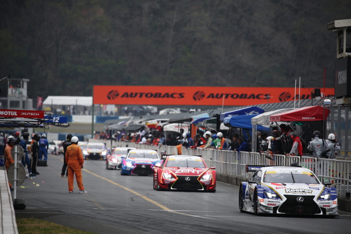 フリー走行: 決勝日の午前9時から30分間のフリー走行が始まった