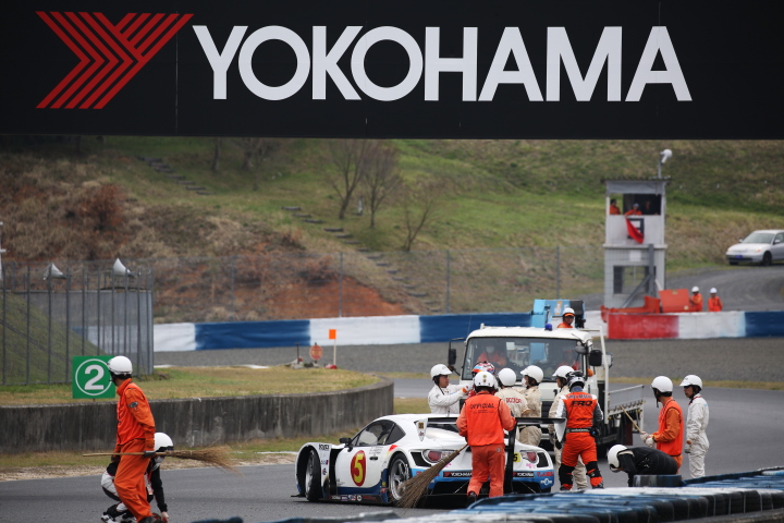 フリー走行: クラッシュしたGT300クラス・マッハ車検MC86