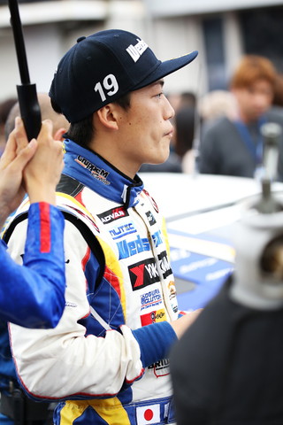 スタート進行: 国本雄資（LEXUS TEAM WedsSport BANDOH）