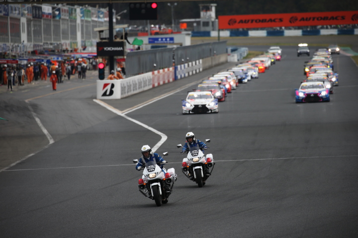 決勝レース: 白バイ隊の先導でローリングラップが始まった