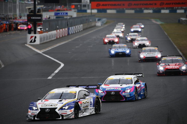 決勝レース: GT500クラスのスタートシーン