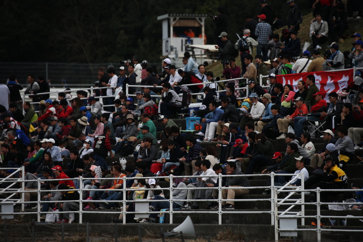 決勝レース: スタンドを埋め尽くした大勢のファン