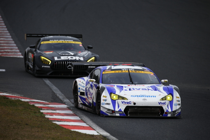 決勝レース: 土屋武士（VivaC 86 MC）