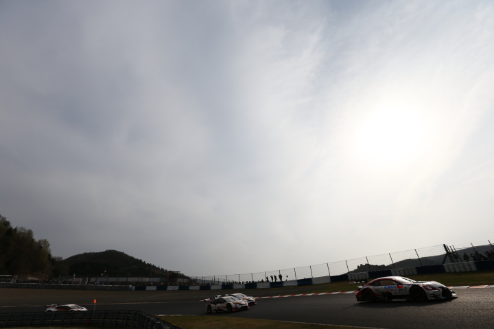 決勝レース: ホッブスコーナーを立ち上がるGTマシン