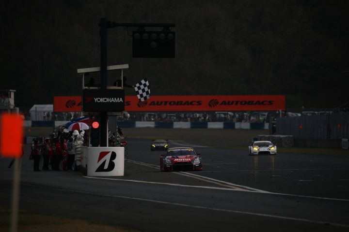 決勝レース: GT500クラストップでゴールする松田次生（MOTUL AUTECH GT-R）
