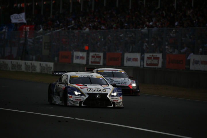 決勝レース: GT500クラス2位でチェッカーを受ける平川亮（KeePer TOM'S RC F）