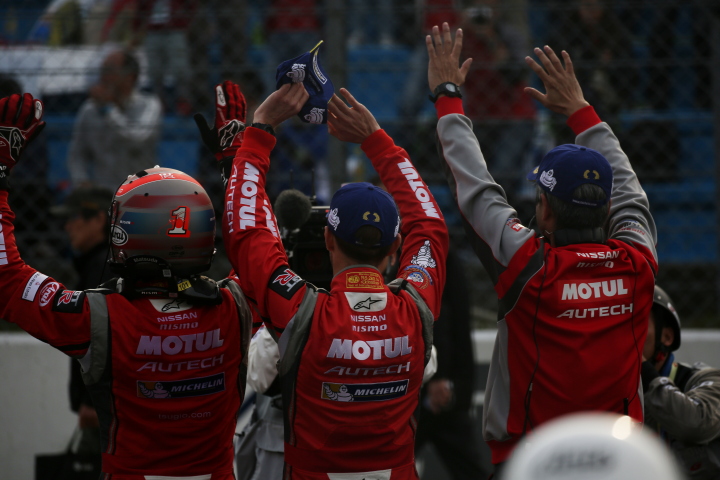 決勝レース: GT500クラスで優勝して万歳のNISMOチーム