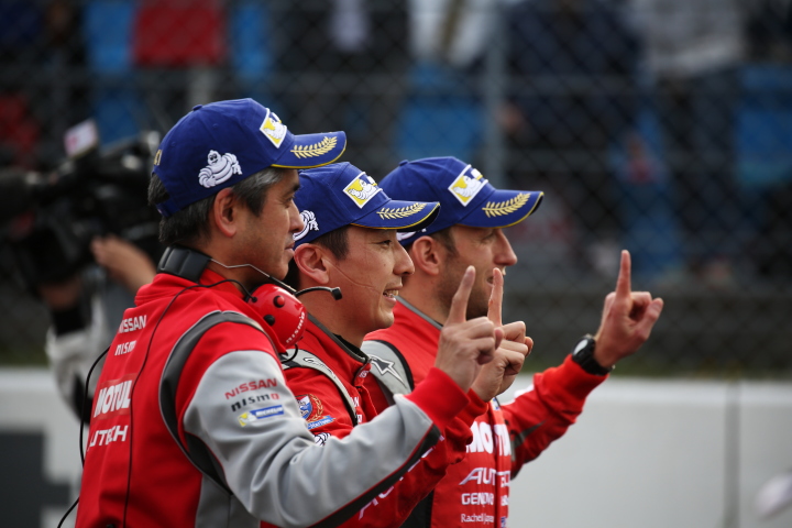 決勝レース: GT500クラスで優勝したNISMOチーム。手前から鈴木豊監督、松田次生、ロニー・クインタレッリ
