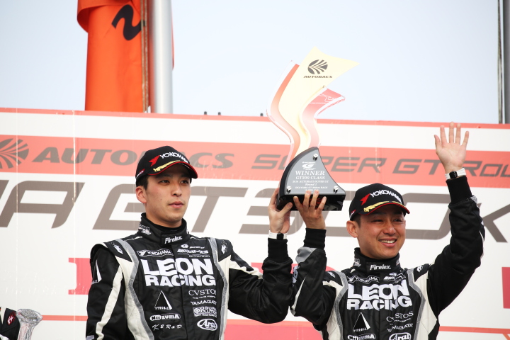 表彰式: GT300クラスで優勝した蒲生尚弥と黒沢治樹（K2 R&D LEON RACING）