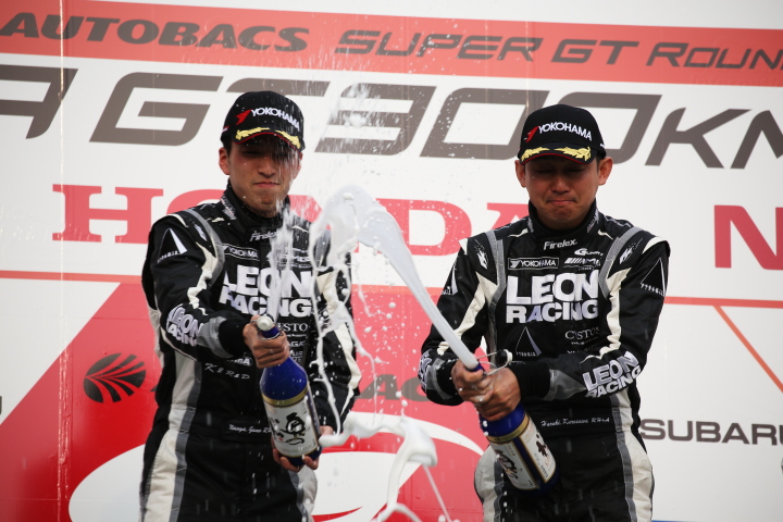表彰式: シャンパンファイトの蒲生尚弥と黒沢治樹（K2 R&D LEON RACING）