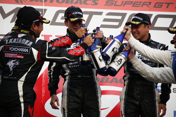 表彰式: GT300クラスのシャンパンファイト