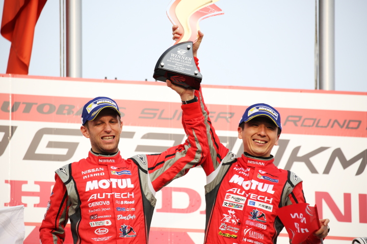 表彰式: GT500クラスで優勝したロニー・クインタレッリと松田次生（NISMO）
