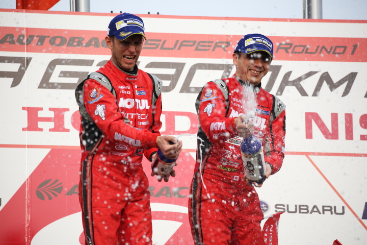 表彰式: シャンパンファイトのロニー・クインタレッリと松田次生（NISMO）