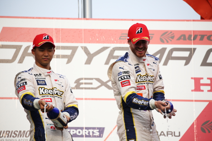 表彰式: 2位・平川亮とジェームス・ロシターのシャンパンファイト