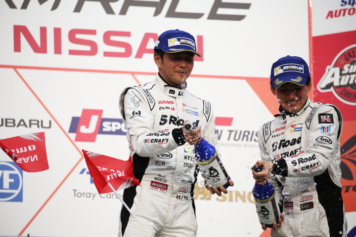 表彰式: 3位・本山哲と千代勝正のシャンパンファイト